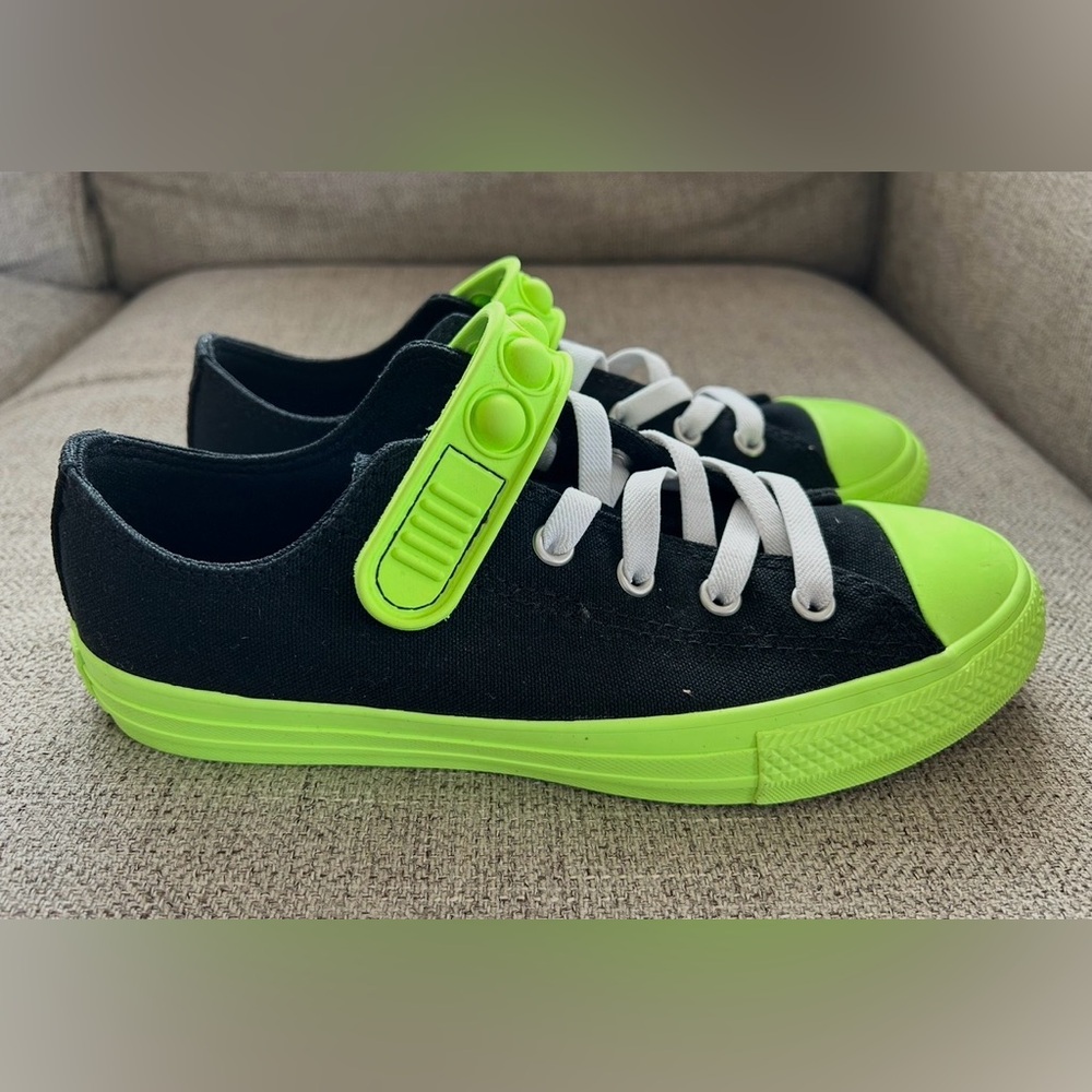 Kids sz 2.5 Converse Black/Slime Light/White Bubble Velcro Sneakers